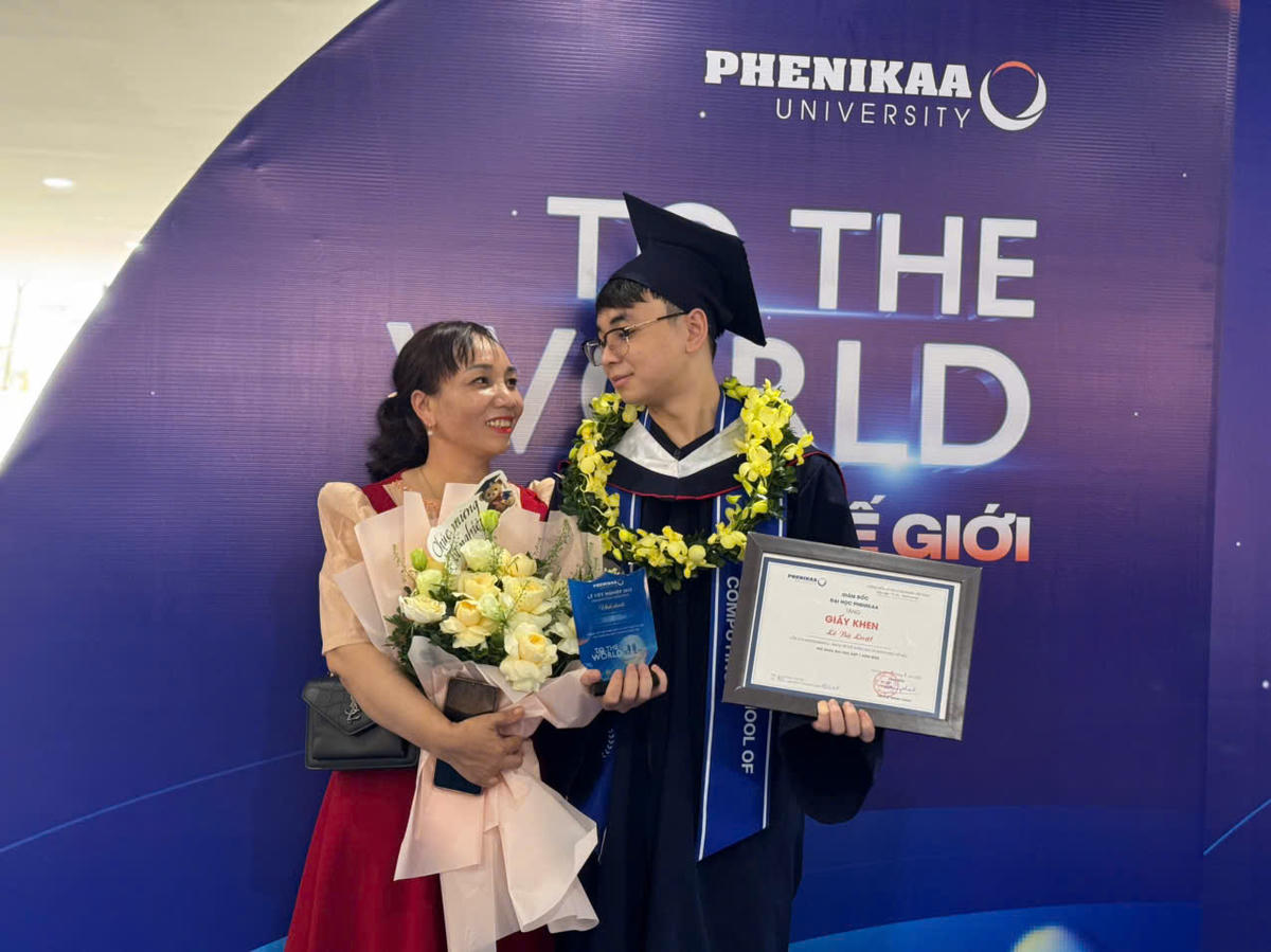 Thủ khoa đầu ra Lê Bá Luật cùng mẹ tại lễ tốt nghiệp.