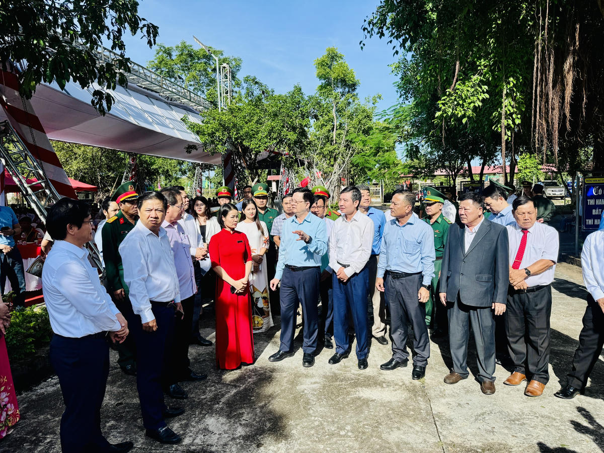 Bà Nguyễn Thị Trâm- Hiệu trưởng Trường THCS Nguyễn Thị Định xã Ia R’vê báo cáo với Phó Thủ tướng và lãnh đạo tỉnh về tình hình hoạt động của nhà trường. Ảnh: Thanh Nga.