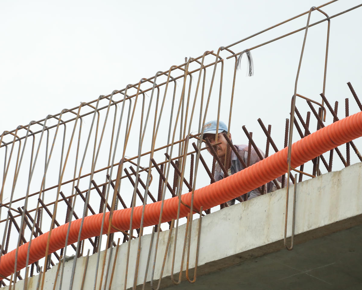 Công nhân thi công một số hạng mục trên cầu vượt. Ảnh: Đ.Xá.