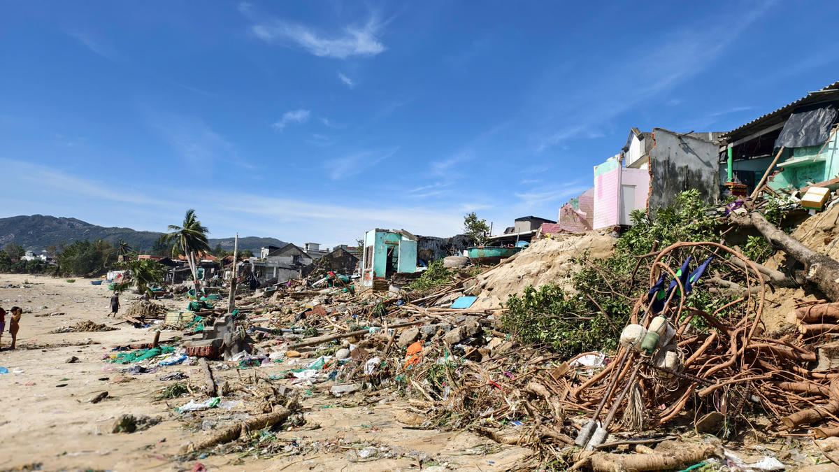 Một góc làng chài ven biển của tỉnh Gia Lai tan hoang sau bão số 13. Ảnh: Chí Đại.