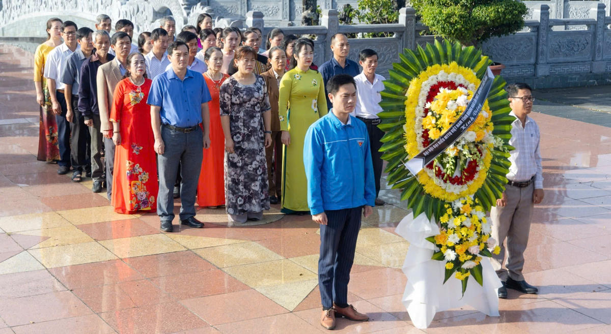 Đoàn đại biểu Ủy ban MTTQ Việt Nam tỉnh Qảung Ngãi dâng hoa, dâng hương tưởng niệm các Anh hùng Liệt sĩ tại Nghĩa trang Liệt sĩ phường Đăk Cấm. Ảnh: CV.