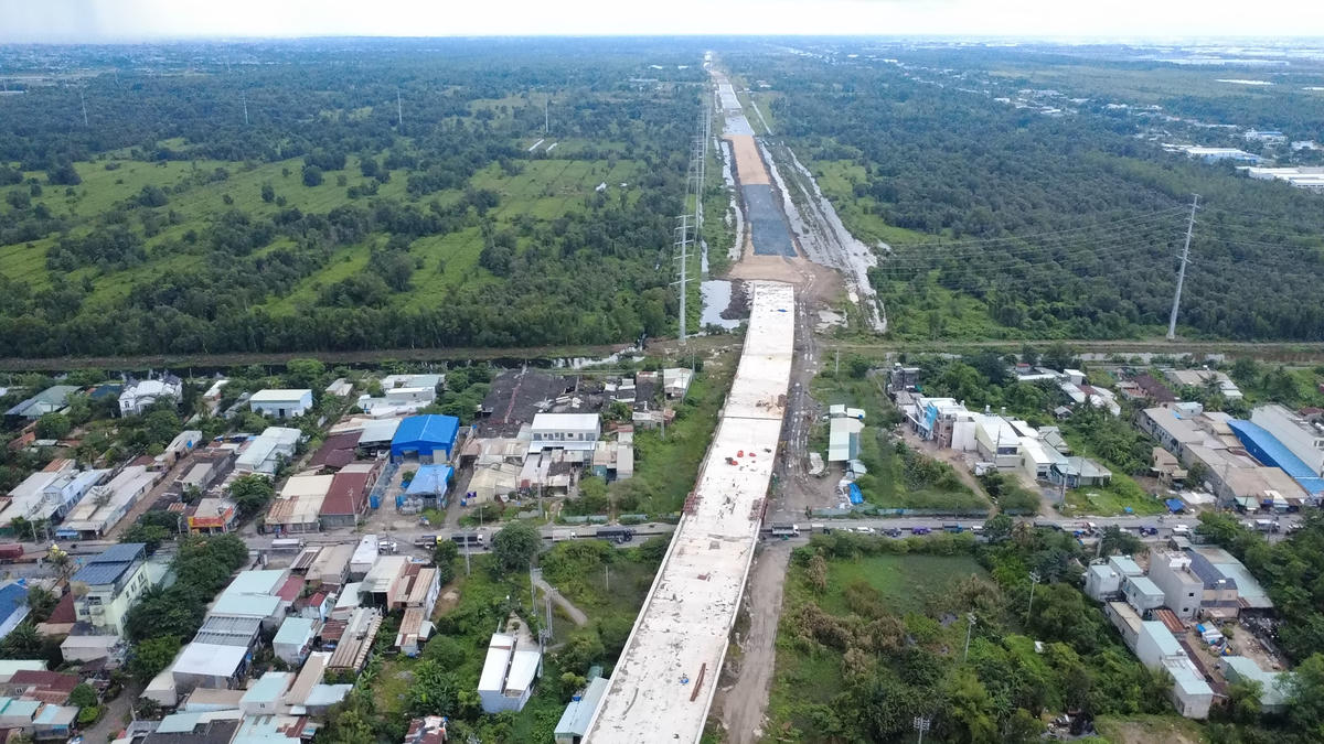 Cầu vượt qua đường Nguyễn Văn Bứa (xã Xuân Thới Sơn) đã cơ bản hoàn thành. Ảnh: Đ.Xá.