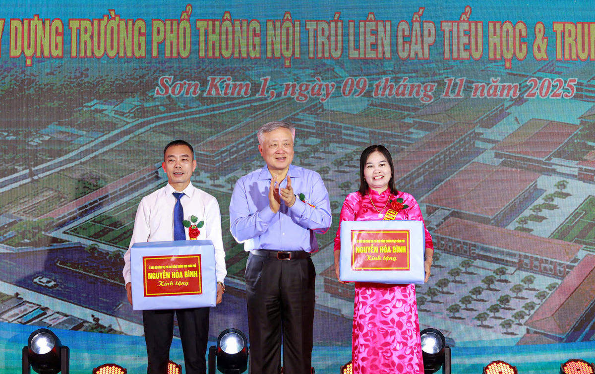 Phó Thủ tướng Thường trực Chính phủ Nguyễn Hòa Bình trao quà cho Trường Tiểu học Sơn Kim 1 và Trường THCS Sơn Kim. Ảnh: Cẩm Kỳ&nbsp;