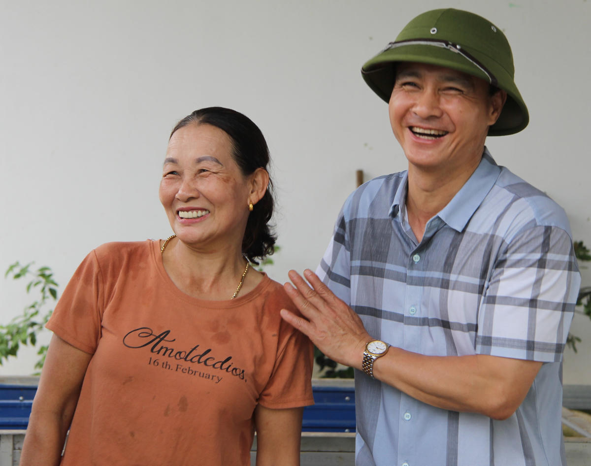 Người dân xã Đại Từ (xã Mỹ Yên cũ) vui vẻ khi phá nhà, tường rào và công trình phụ hiến hàng trăm m2 đất mở rộng đường xóm 6m.