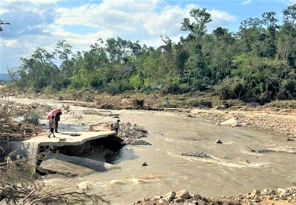 Nước lũ cuốn trôi khoảng 120 m đường bê tông dẫn vào làng Hrách, xã Sró. Ảnh: CV.