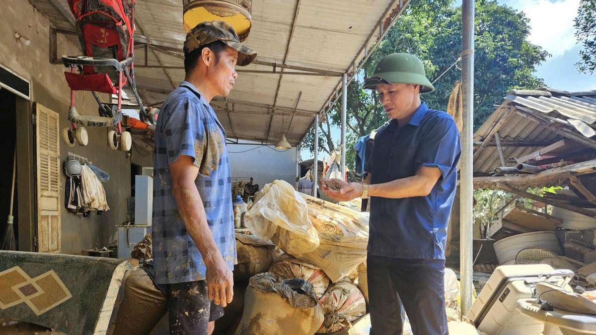 Cán bộ Mặt trận tận tụy đi cơ sở trong những ngày lũ lụt.