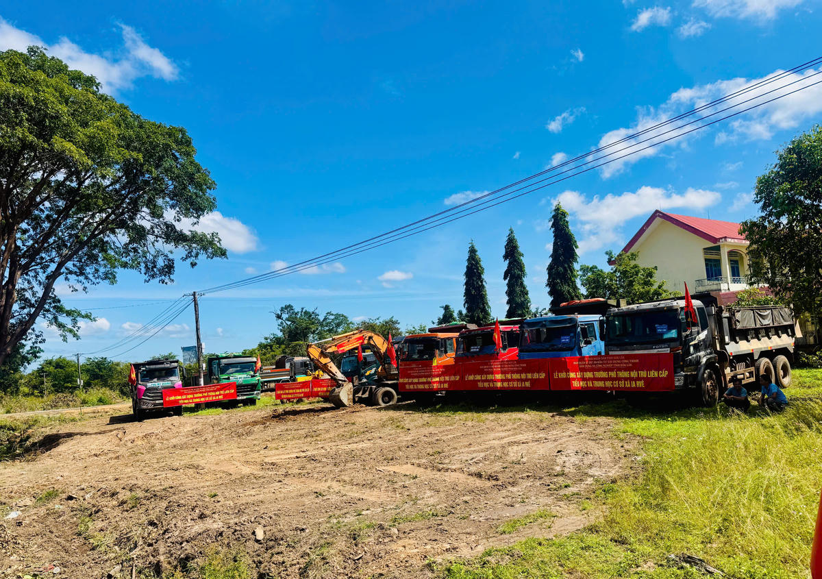 Nhà thầu tập kết phương tiện, máy móc sẵn sàng thi công. Ảnh: Thanh Nga.