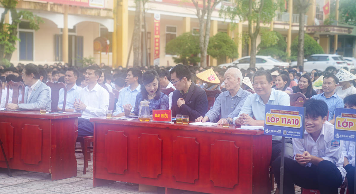 Đoàn đại biểu tham dự chương trình. Ảnh: Cẩm Kỳ&nbsp;