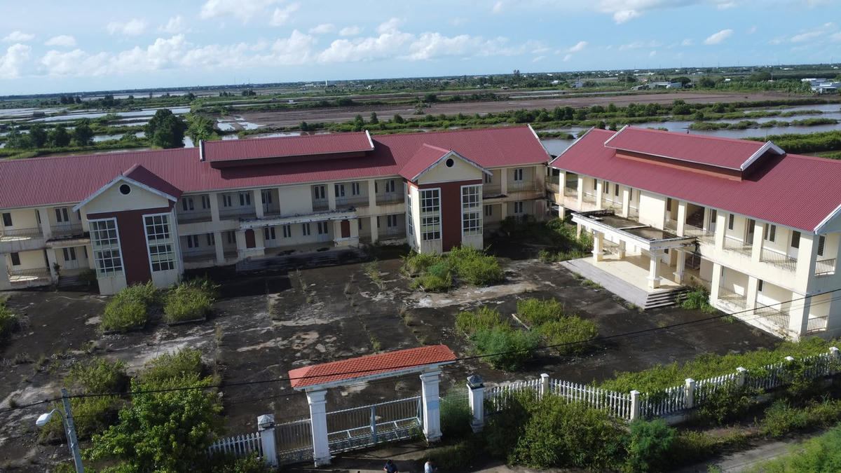 Nhiều năm qua điểm Trường tiểu học Võ Văn Kiệt, ở ấp Bửu 2, xã Đông Hải bị bỏ hoang, cây cỏ mọc um tùm. Ảnh: Nguyên Du