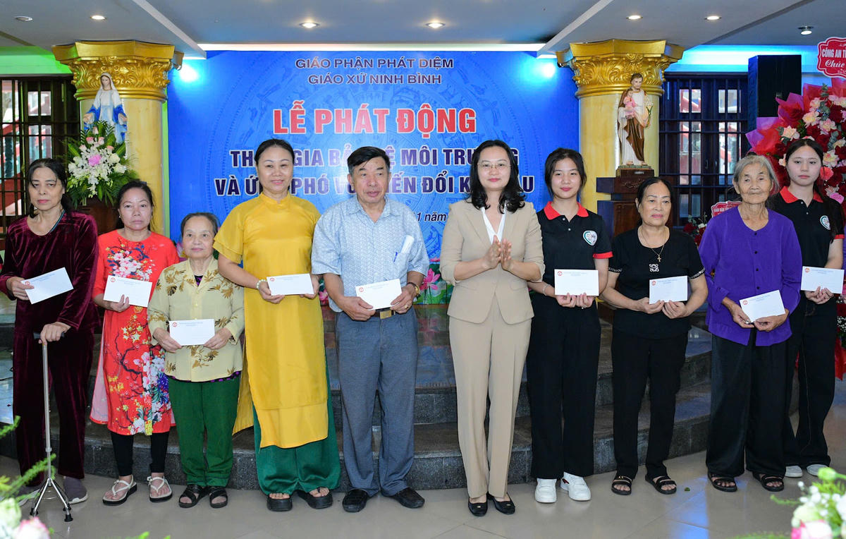 Bà Trần Thị Ngân - Phó Chủ tịch Ủy ban MTTQ tỉnh trao quà cho các gia đình có hoàn cảnh khó khăn. Ảnh: Đình Minh