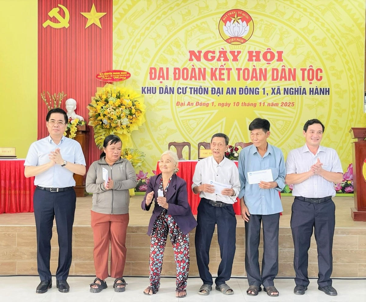 Chủ tịch UBND tỉnh Quảng Ngãi Nguyễn Hoàng Giang (bên trái) tặng quà cho các hộ dân hoàn cảnh khó khăn ở thôn Đại An Đông 1. Ảnh: CV.