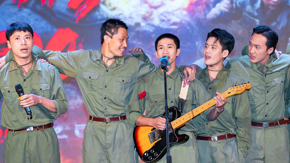 Bài hát "Còn gì đẹp hơn" trong phim "Mưa đỏ" của ca sĩ - nhạc sĩ Nguyễn Hùng được đề cử trong hạng mục Bài hát của năm của Tinh Hoa Âm Nhạc. Ảnh: Galaxy.