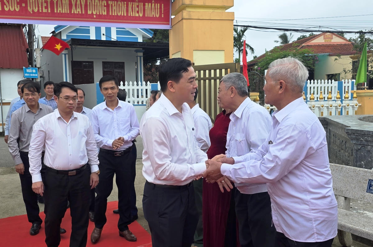 Chủ tịch UBND tỉnh Thanh Hóa Nguyễn Hoài Anh về dự ngày hội Đại đoàn kết toàn dân tộc với người dân thôn Đồng Lòng. Ảnh: Nguyễn Chung.