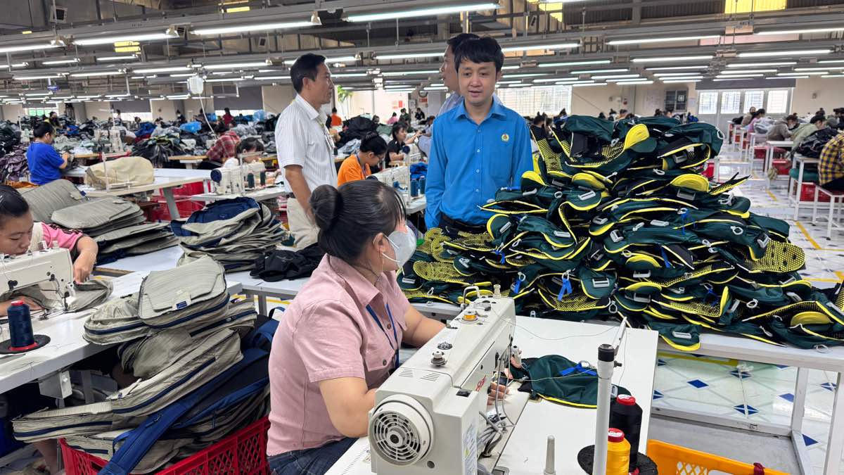 Ông Hồ Công Dương, Phó Chủ tịch Thường trực LĐLĐ tỉnh Lâm Đồng thăm hỏi công nhân, người lao động. Ảnh: Duy Tuấn