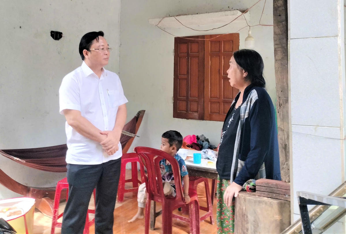 Ông Lê Trí Thanh, Chủ tịch Ủy ban Mặt trận Tổ quốc Việt Nam TP Đà Nẵng động viên người dân có nhà bị sập đổ, hư hỏng. Ảnh: Chí Đại.