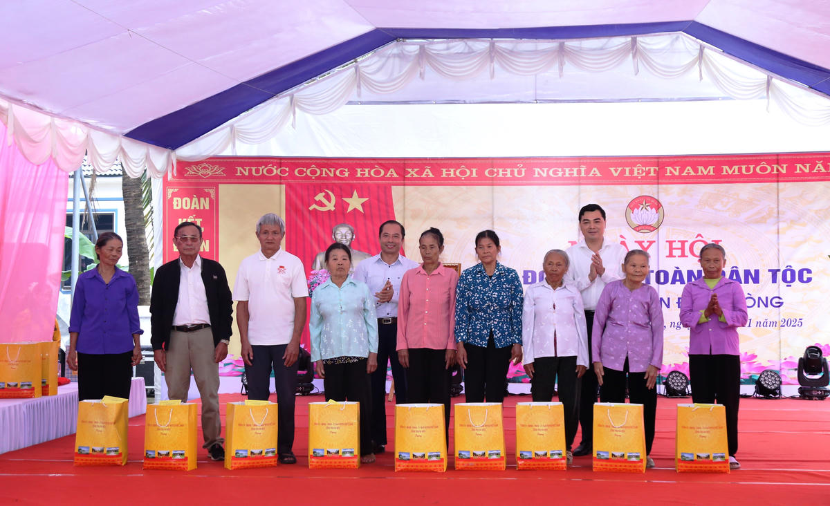 Chủ tịch UBND tỉnh Thanh Hóa và lãnh đạo Ủy ban MTTQ tỉnh tặng quà cho các hộ gia đình chính sách tại ngày hội. Ảnh: Nguyễn Chung.