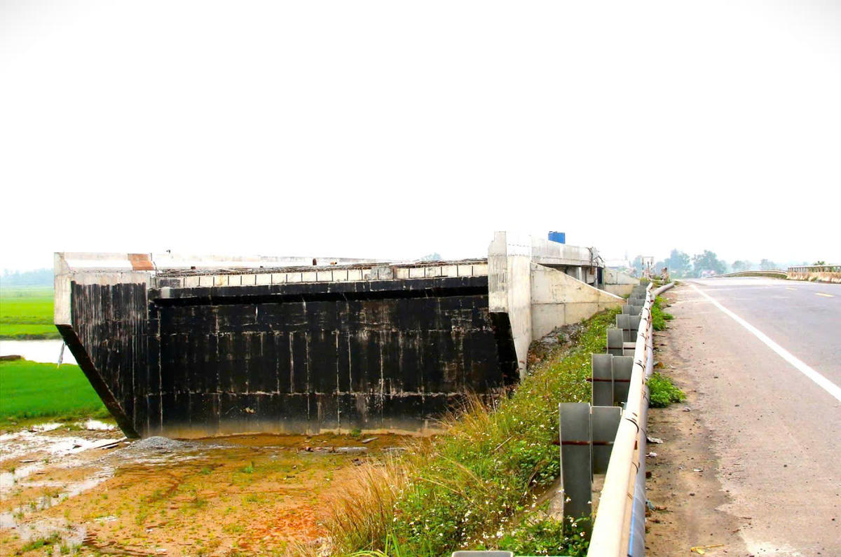 Vừa khởi công đã phải dừng lại, Dự án nâng cấp, mở rộng Quốc lộ 9 vẫn còn nhiều hạng mục dang dở. Ảnh: L.Đ.