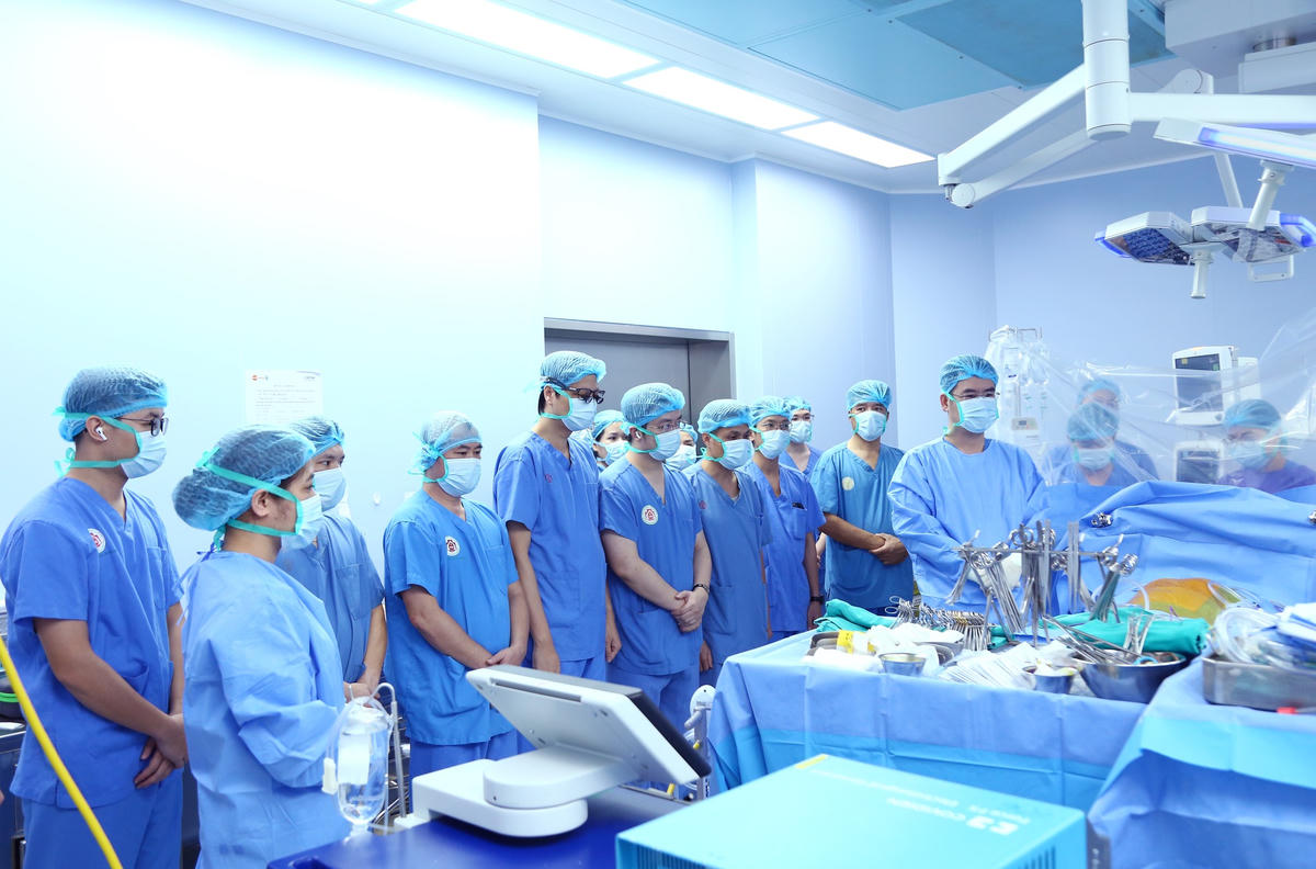 Các y bác sĩ Bệnh viện TWQĐ 108 tri ân nghĩa cử cao đẹp của người hiến tạng. Ảnh: BVCC