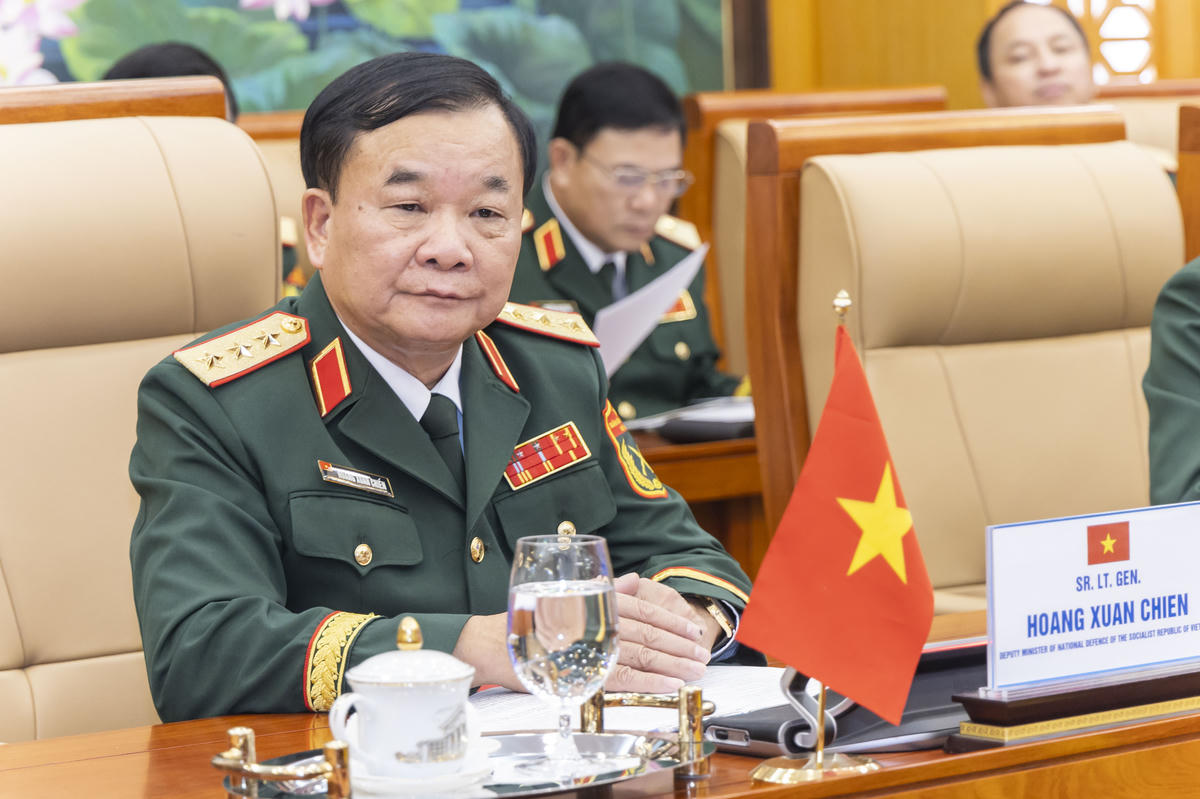 Thượng tướng Hoàng Xuân Chiến phát biểu tại đối thoại. Ảnh: Quang Vinh.
