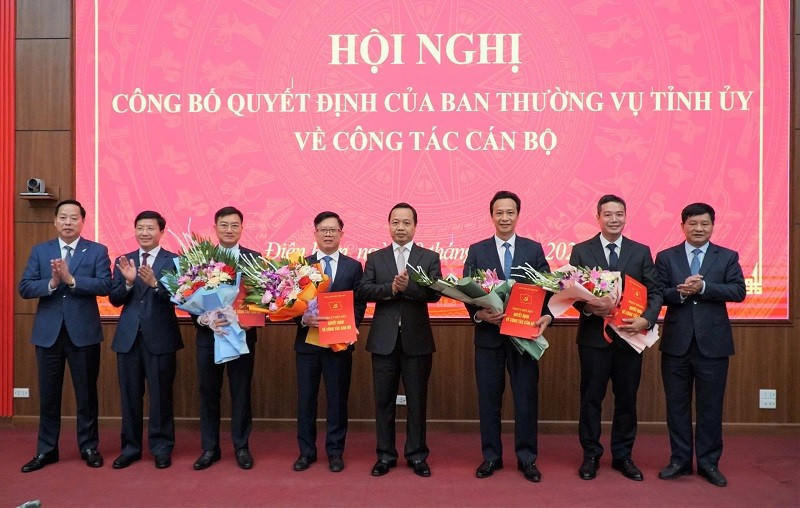 Bí thư Tỉnh ủy Điện Biên Trần Tiến Dũng trao các quyết định điều động nhân sự. Ảnh: CTV