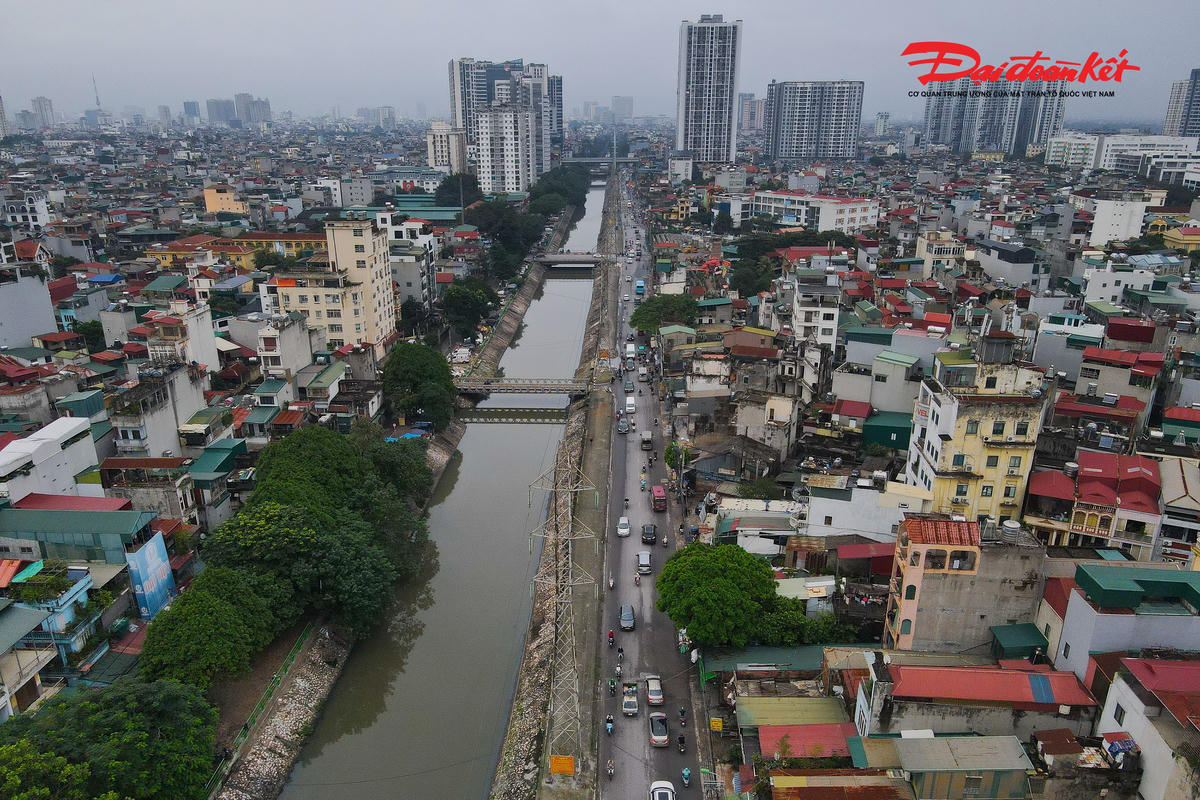 "Nhà tôi có 2 chị em, nếu cầm 1 tỷ đồng chia đôi, mỗi người được 500 triệu đồng, thử hỏi làm sao mua nổi một cái nhà tái định cư ở Hà Nội bây giờ? Với số tiền đó, chúng tôi không thể dọn đi đâu được. Nguyện vọng của tôi là được đền bù thỏa đáng theo Luật đất đai 2024", bà Hoa nói.
