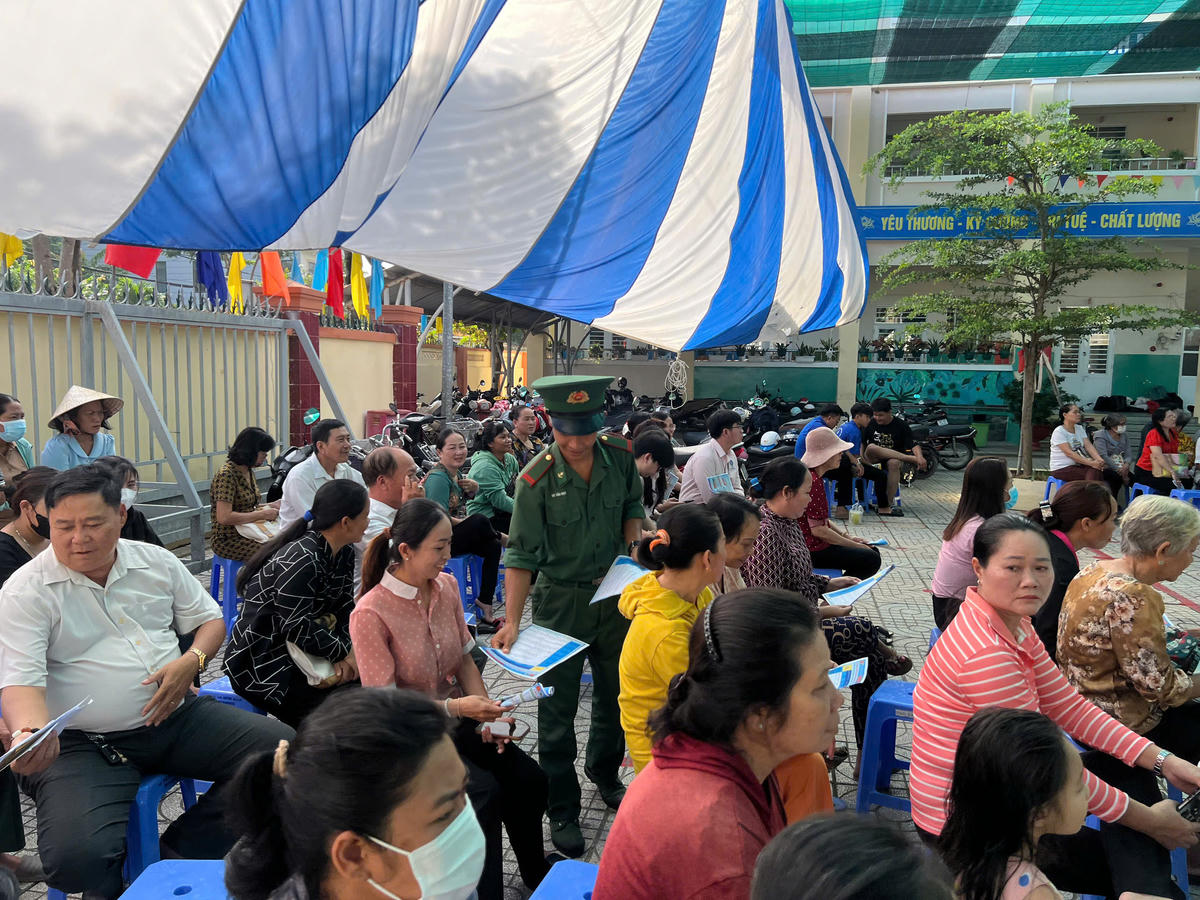 Thời gian gần đây, Ban Chỉ huy BĐBP, Bộ Tư lệnh TP Hồ Chí Minh thường xuyên tổ chức phát tờ rơi tuyên truyền chống khai thác IUU cho người dân các khu vực giáp biển. Ảnh: Quang Anh.
