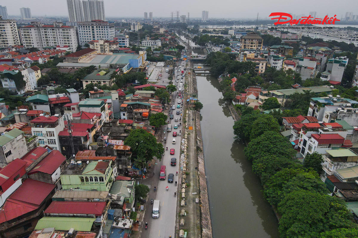 Dự án đầu tư xây dựng đường Tam Trinh dài khoảng 3,5 km được UBND TP Hà Nội phê duyệt chủ trương đầu tư năm 2012, khởi công năm 2016, dự kiến hoàn thành sau 3 năm. Tuy nhiên, vì nhiều lý do, trong đó khó khăn lớn nhất là công tác giải phóng mặt bằng nên dự án đến nay vẫn chưa thể về đích.