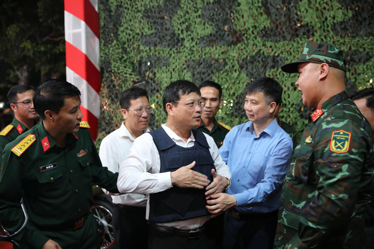 Lãnh đạo tỉnh Quảng Ninh tham quan không gian triển lãm thành tựu Quốc phòng - An ninh. Ảnh: Ngọc Anh