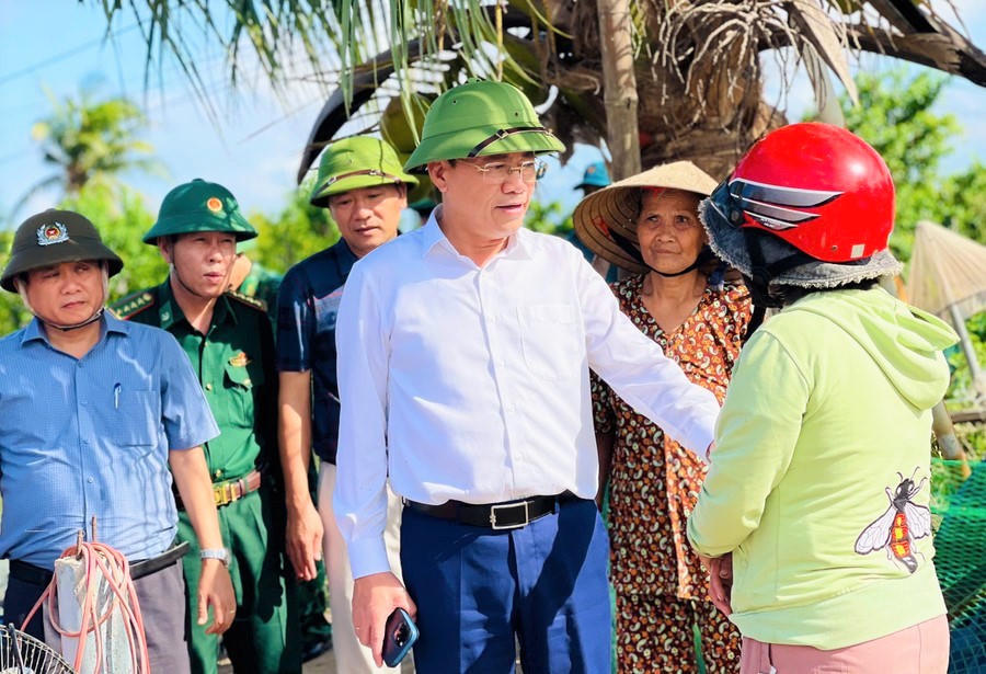 Chủ tịch UBND tỉnh Phạm Anh Tuấn thăm hỏi gia đình người dân sập nhà do bão số 13 gây ra. Ảnh: T.D.