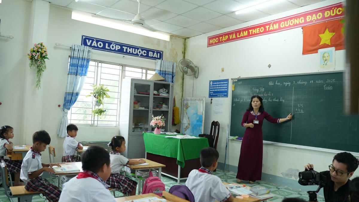Một giờ học của cô và trò&nbsp;Trường Tiểu học Tân Hiệp (Tây Ninh). Ảnh: Văn Hiền