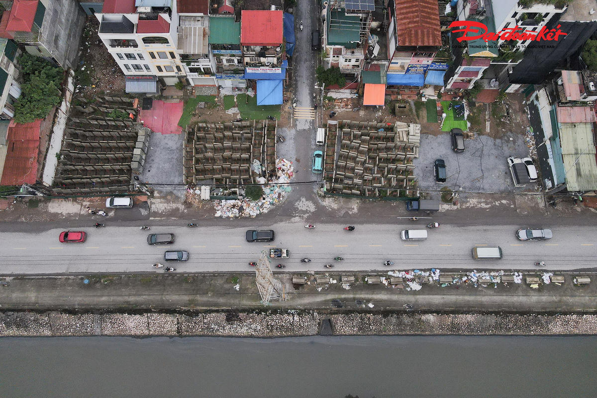 Tháng 8/2024, dự án mở rộng đường Tam Trinh (quận Hoàng Mai cũ) khởi động lại sau nhiều năm gặp khó khăn trong công tác giải phóng mặt bằng (GPMB). Thời điểm này, một phần mặt bằng sạch được chủ đầu tư bàn giao cho nhà thầu để triển khai thi công dự án.

Dù vậy, theo ghi nhận của PV Báo Đại đoàn kết ngày 10/11/2025, dự án mở rộng đường Tam Trinh vẫn thi công cầm chừng, ngổn ngang từng đoạn.