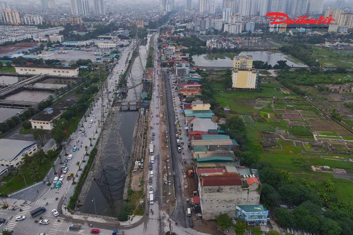 Lãnh đạo phường Hoàng Mai cho biết, tính đến tháng 9 đã phê duyệt phương án đền bù cho 1.228 hộ và 21 tổ chức, với tổng số tiền hơn 1.074 tỷ đồng. Trong đó, 1.187 hộ và 21 tổ chức đã nhận tiền đền bù, chiếm khoảng 58% tiến độ GPMB. Như vậy, vẫn còn 42% diện tích GPMB với 245 hộ chưa được phê duyệt phương án và 61 phương án chưa nhận tiền, tương ứng với diện tích hơn 6.609 m2 và số tiền khoảng 231 tỷ đồng.