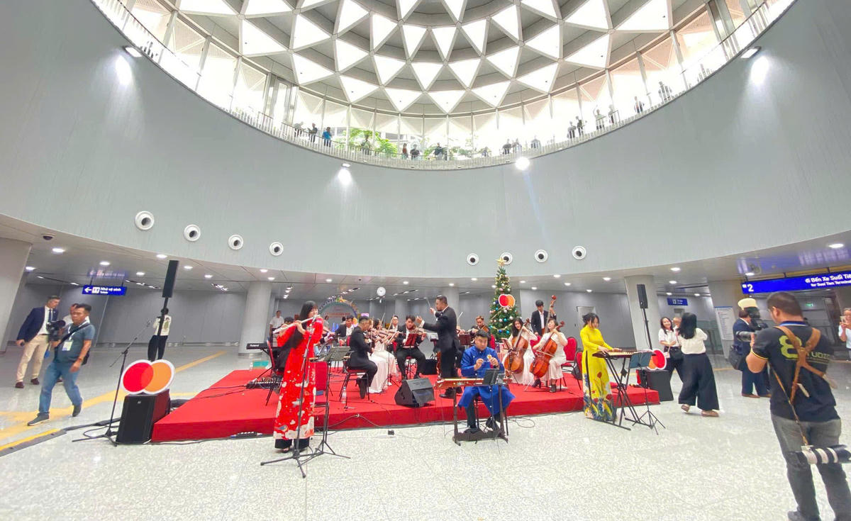 Hoạt động văn hoá giải trí bắt đầu được tổ chức ở ga ngầm Bến Thành. Ảnh: Đ.Xá.