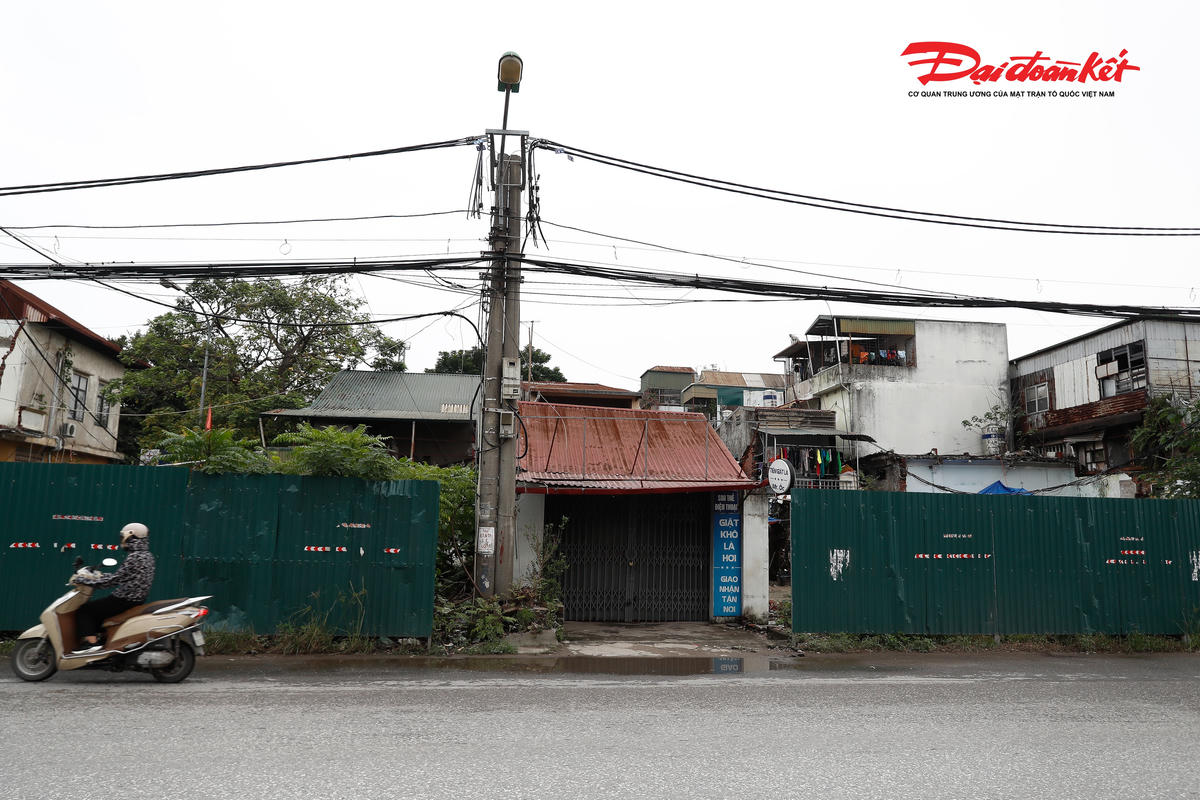 Chia sẻ với PV, bà Đinh Thị Hoa (số 475 Tam Trinh) cho biết, hộ nhà bà có 68m2 đất nằm trong diện thu hồi để làm đường. Tuy nhiên, mức giá đền bù mà gia đình nhận được thông báo chỉ là 1 tỷ đồng và không được bố trí tái định cư.&nbsp;