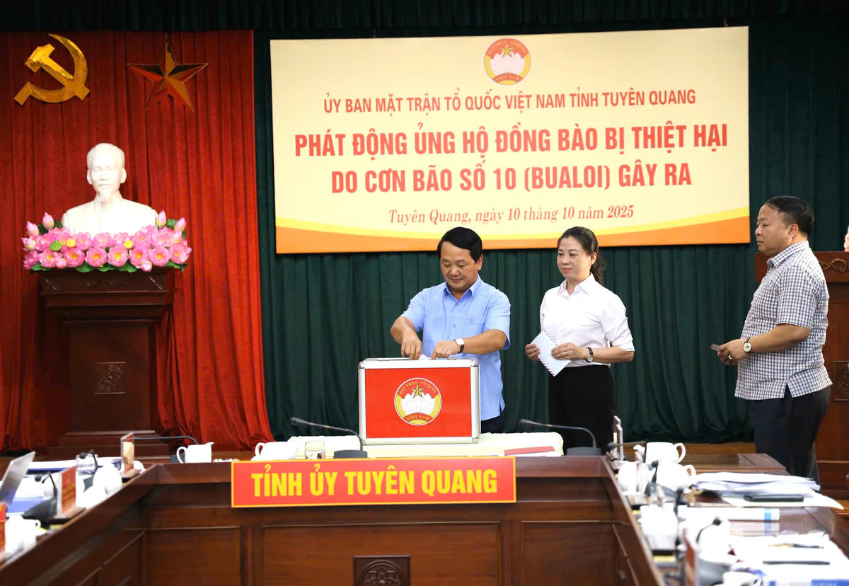 Bí thư Tỉnh ủy Tuyên Quang Hầu A Lềnh tham gia ủng hộ đồng bào bị thiệt hại bởi cơn bão số 10. Ảnh: X.T.