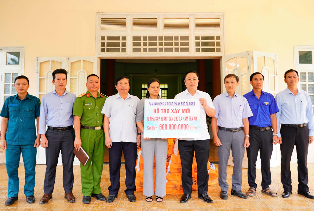 Chủ tịch Ủy ban Mặt trận Tổ quốc Việt Nam TP Đà Nẵng Lê Trí Thanh trao 600 triệu đồng cho chính quyền xã Nam Trà My hỗ trợ 10 hộ dân có nhà sập đổ hoàn toàn. Ảnh: Chí Đại..