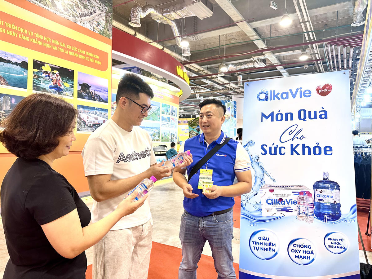 Người dân và du khách tham quan gian hàng tại&nbsp;Triển lãm đặc sản vùng miền "Sắc thu bên bờ di sản - Hạ Long 2025". Ảnh: Ngọc Anh.