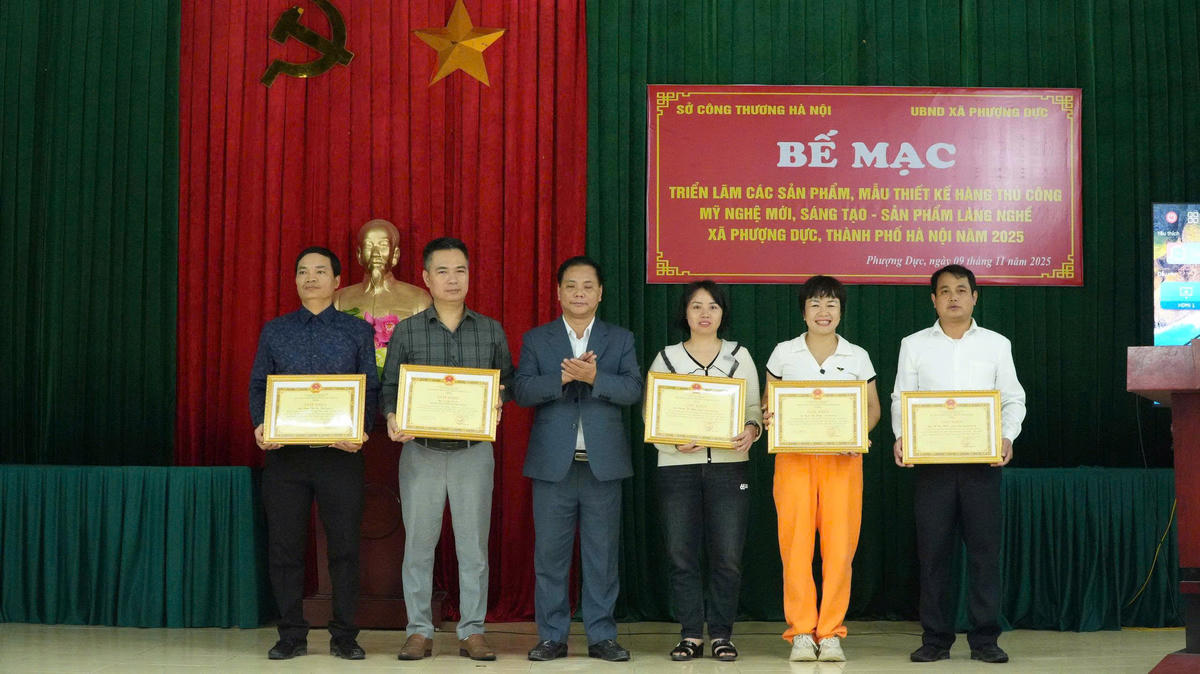 Khen thưởng những cá nhân có thành tích xuất sắc trong hội chợ triển lãm. Ảnh: T.B.