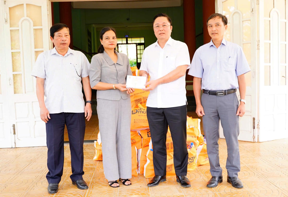 Chủ tịch Ủy ban Mặt trận Tổ quốc Việt Nam TP Đà Nẵng Lê Trí Thanh trao 46 suất quà cho đại diện xã Nam Trà My để hỗ trợ cho người dân địa phương bị thiệt hại do thiên tai gây ra. Ảnh: Chí Đại.