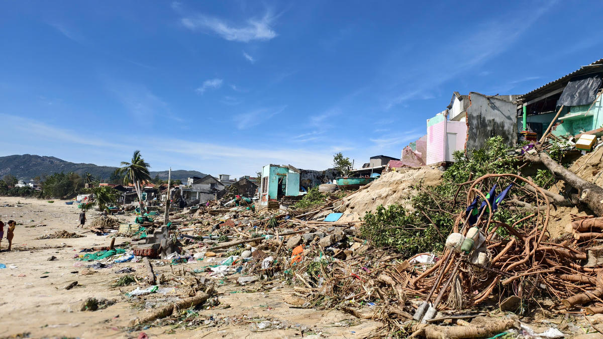 Một làng chài ven biển tỉnh Gia Lai tan hoang sau bão số 13. Ảnh: Tấn Thành.