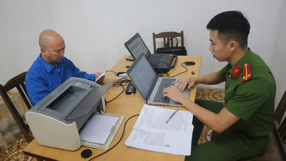 Các đối tượng Nguyễn Văn Đạt và Phạm Đức Anh tại cơ quan công an. Ảnh: Công an TP Hải Phòng.&nbsp;