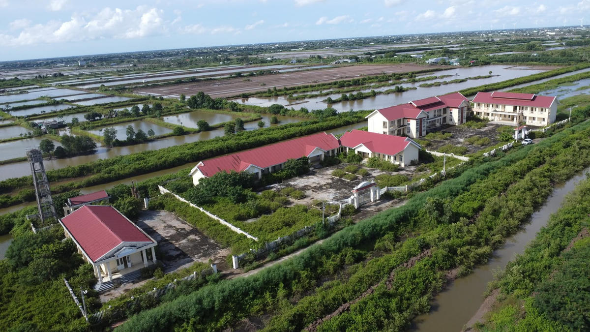 Các điểm trường: Tiểu học Võ Văn Kiệt, trường Mẫu giáo Hướng Dương cùng với Nhà văn hóa ấp Bửu 2 là các công trình thuộc Dự án Khu dân cư và tái định cư di dân ra khỏi rừng phòng hộ ven biển có tổng mức đầu tư hơn 50 tỷ đồng và hoàn thành từ năm 2022. Ảnh: Nguyên Du.