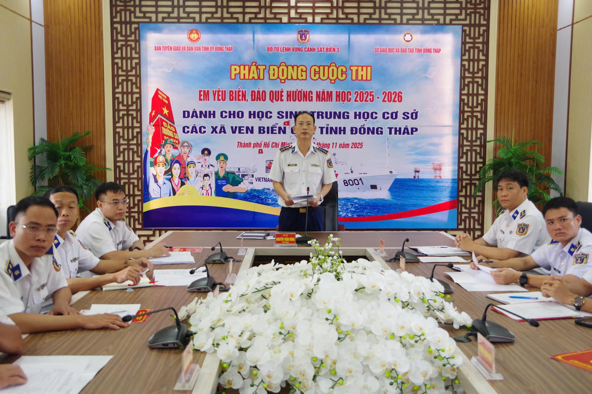 Đại tá Nguyễn Trần Đông - Phó Tư lệnh Vùng Cảnh sát biển 3 phát biểu tại lễ phát động cuộc thi. Ảnh: Việt An.