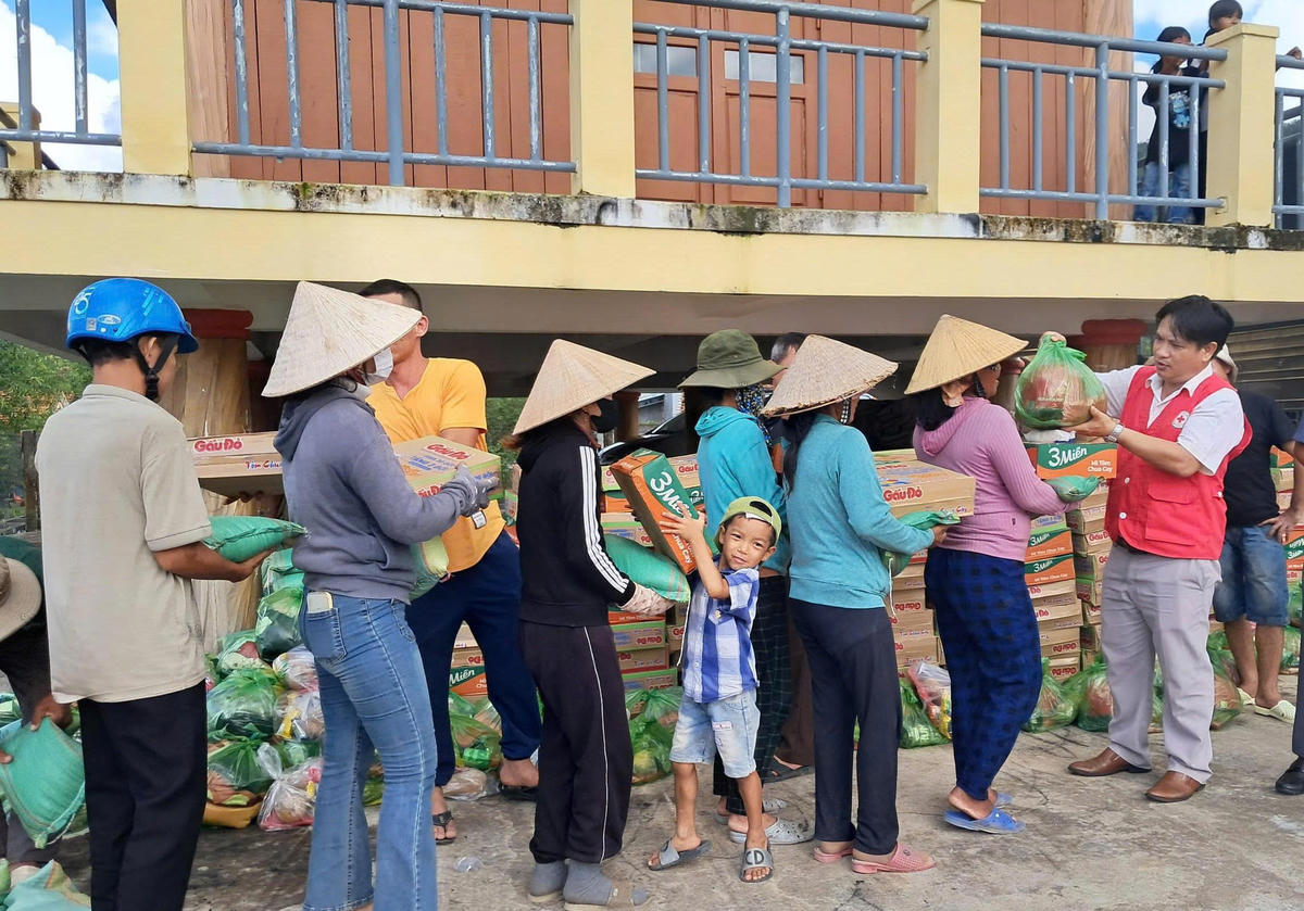 Hội Chữ thập đỏ tỉnh Đắk Lắk cứu trợ người dân bị thiệt hại bởi bão số 13. Ảnh: Trung ương Hội CTĐ Việt Nam.