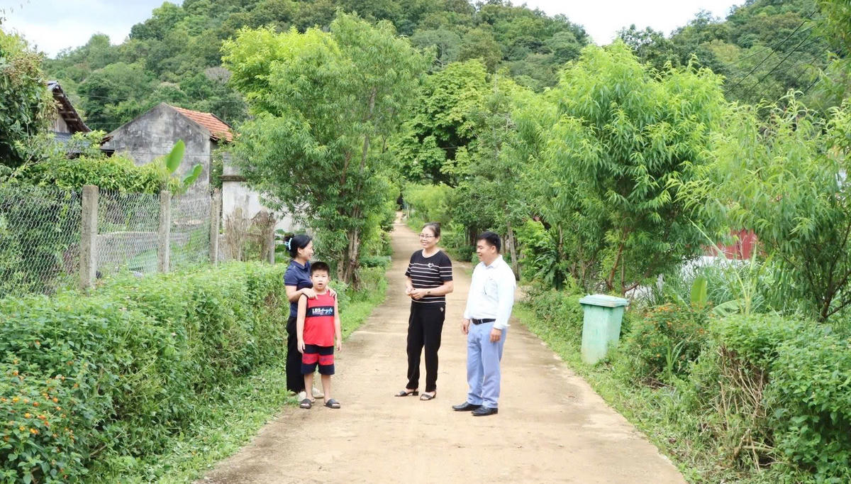 Cán bộ Mặt trận cơ sở trên địa bàn tỉnh Sơn La tuyên truyền người dân xây dựng nông thôn mới. Ảnh: Minh Hậu