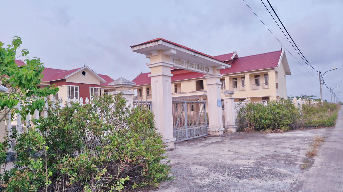 Ngôi trường khang trang đã được xây xong từ lâu nhưng chưa đi vào hoạt động. Ảnh: Nguyên Du