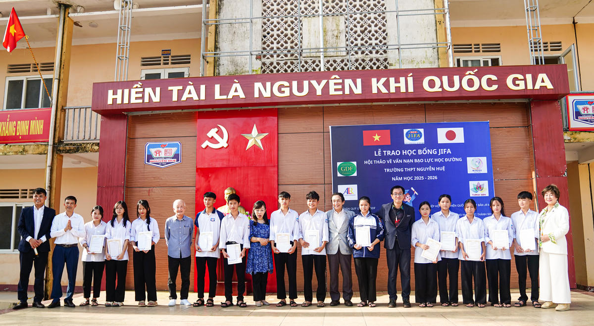 Đoàn đại biểu trao tặng học bổng cho học sinh trường THPT Nguyễn Huệ. Ảnh: Cẩm Kỳ&nbsp;