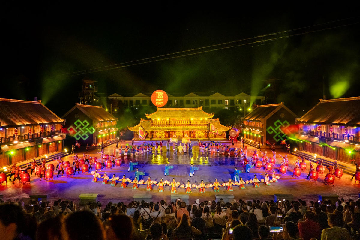 Vingroup cũng góp phần quảng bá rộng rãi văn hoá nghệ thuật cổ truyền dân tộc thông qua các show thực cảnh sống động, được biểu diễn tại các khu du lịch Vinpearl.