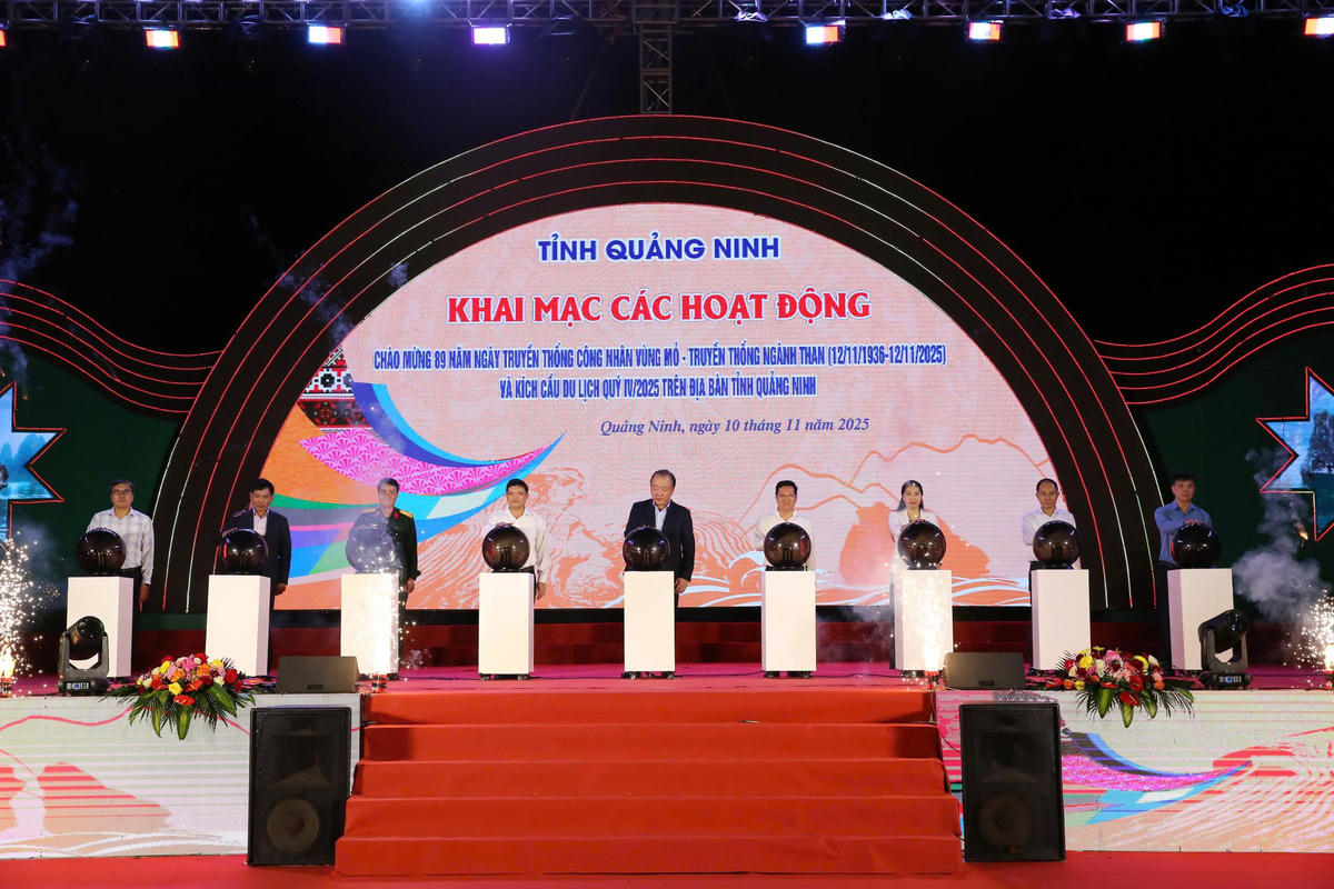 Các đại biểu tiến hành nghi thức khai mạc. Ảnh: Ngọc Anh