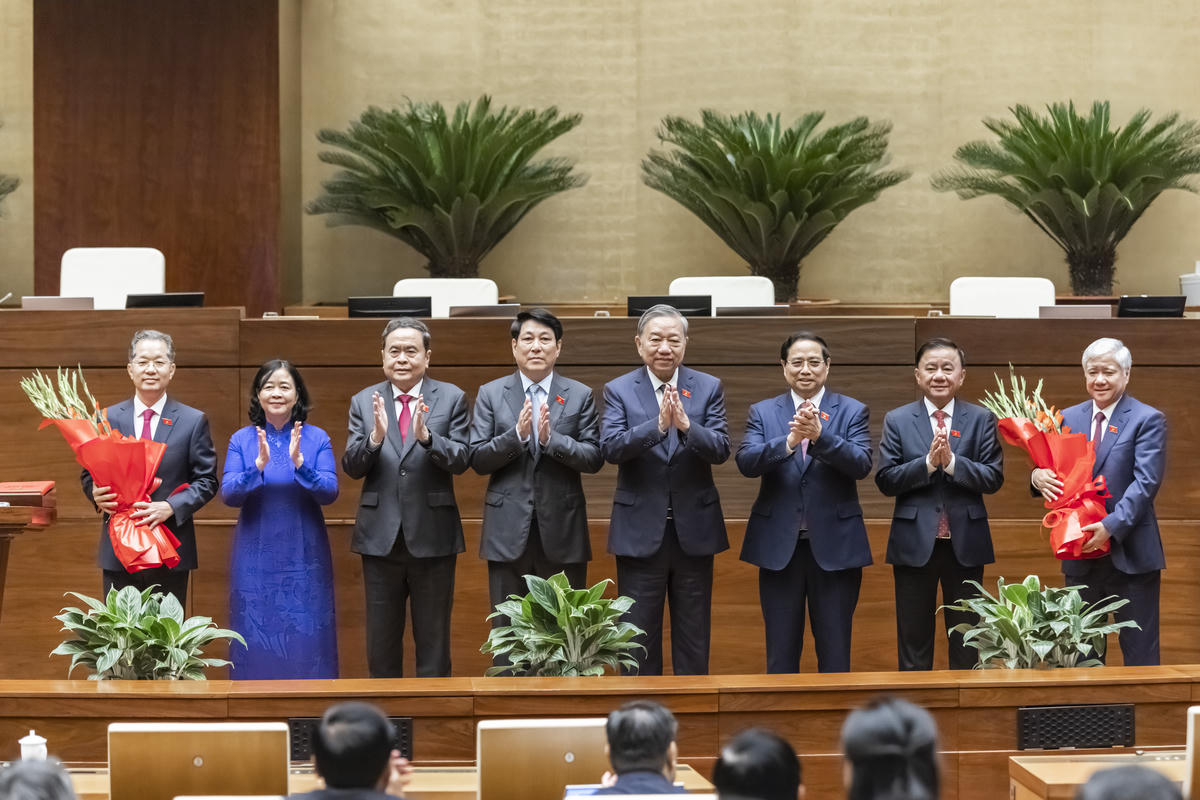 Các lãnh đạo Đảng, Nhà nước lên tặng hoa và chúc mừng ông Đỗ Văn Chiến vừa được Quốc hội bầu làm Phó Chủ tịch Quốc hội; ông Nguyễn Văn Quảng được bầu làm Chánh án Toà án nhân dân tối cao (Ảnh: Quang Vinh)